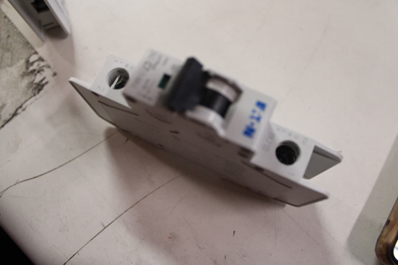 Eaton FAZ-C7/1-NA-L Miniature circuir breaker, 1 pole, 7 A, C trip curve, 240 VAC, screw terminals, UL489 Eaton FAZ-C7/1-NA-L Miniature circuir breaker, 1 pole, 7 A, C trip curve, 240 VAC, screw terminals, UL489