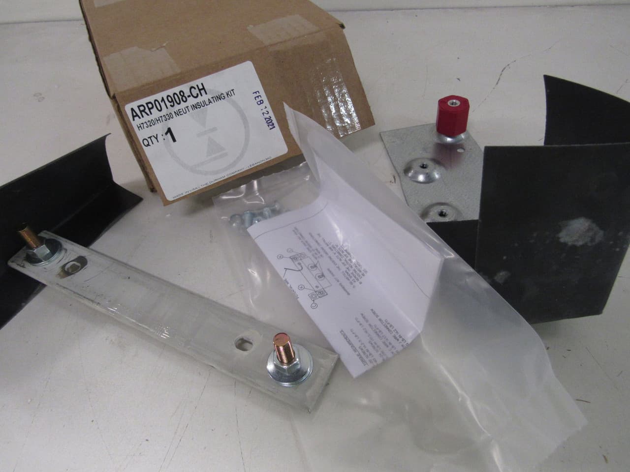 Eaton ARP01908CH ARP01908CH Eaton - Eaton meter socket neutral insulating kit, Neutral insulating kit for 320A meter socket, Used with: Meter sockets Eaton ARP01908CH ARP01908CH Eaton - Eaton meter socket neutral insulating kit, Neutral insulating kit for 320A meter socket, Used with: Meter sockets